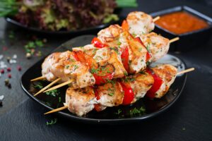 chicken-skewers-with-slices-sweet-peppers-dill-min-min